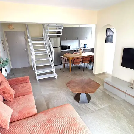 Warm Design 3br, 7-min Walk, Peaceful Larnaca