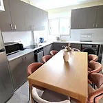 Warm Design 3br, 7-min Walk, Peaceful Apartmán *