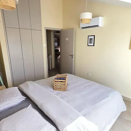 Warm Design 3br, 7-min Walk, Peaceful Larnaca
