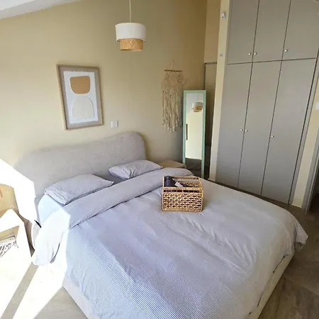 Warm Design 3br, 7-min Walk, Peaceful Ларнака