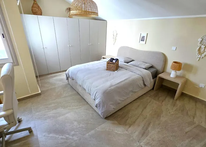 Warm Design 3br, 7-min Walk, Peaceful Апартаменти