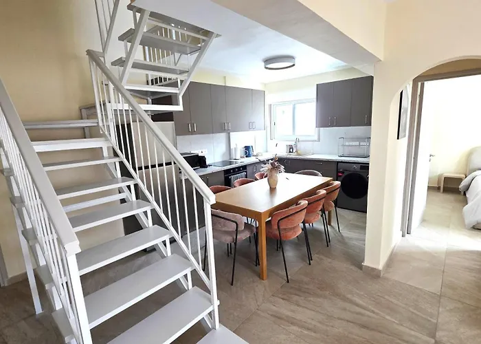 Warm Design 3br, 7-min Walk, Peaceful Ларнака