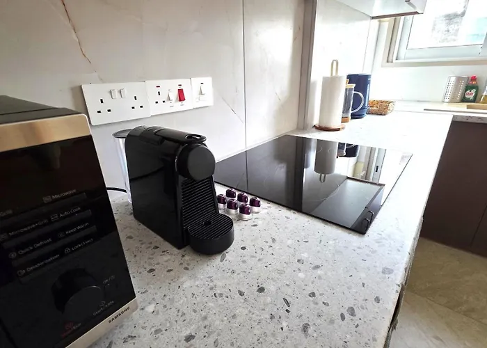 Warm Design 3br, 7-min Walk, Peaceful Appartement