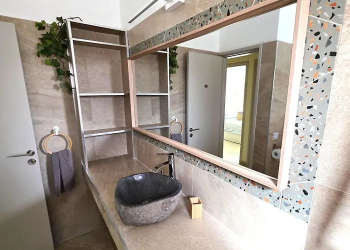 Warm Design 3br, 7-min Walk, Peaceful Апартаменти