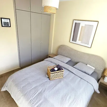 Warm Design 3br, 7-min Walk, Peaceful Appartement Larnaca
