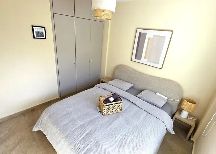 Warm Design 3br, 7-min Walk, Peaceful アパート ラルナカ